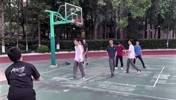 不是AI吗？这种弹性大球是真的能进标准篮筐的？😲